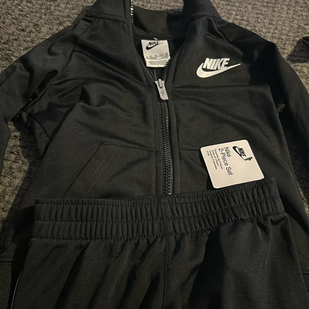 Nike little boys matching set size 4